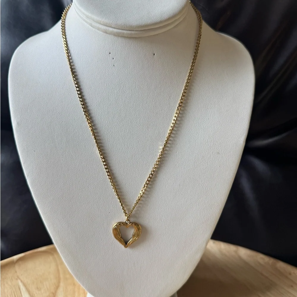 Gold Heart Pendant Necklace - Picture 4 of 6